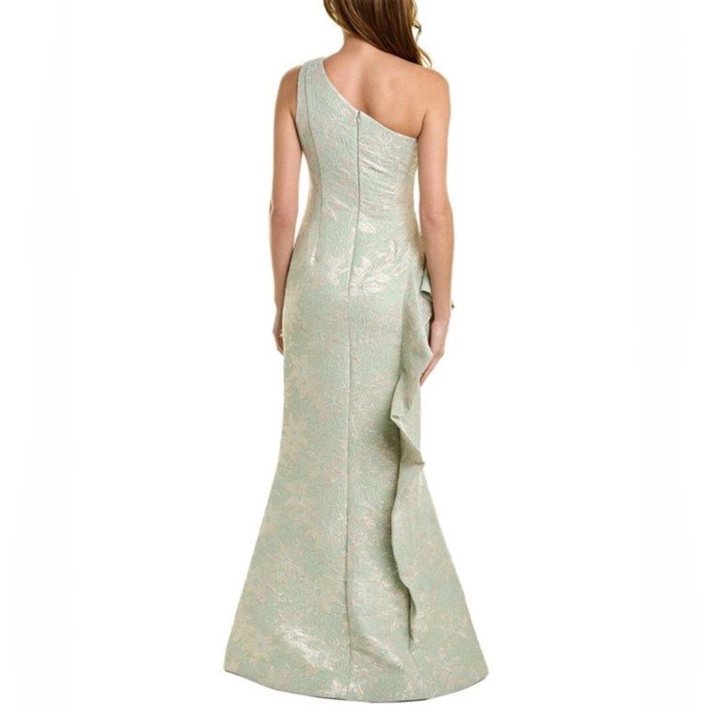 Beautiful mother or the bride or groom gown! It is mint green and champagne.